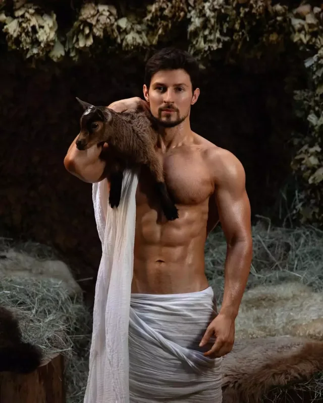 “Telegram”ın yaradıcısı yarıçılpaq fotolarını paylaşdı