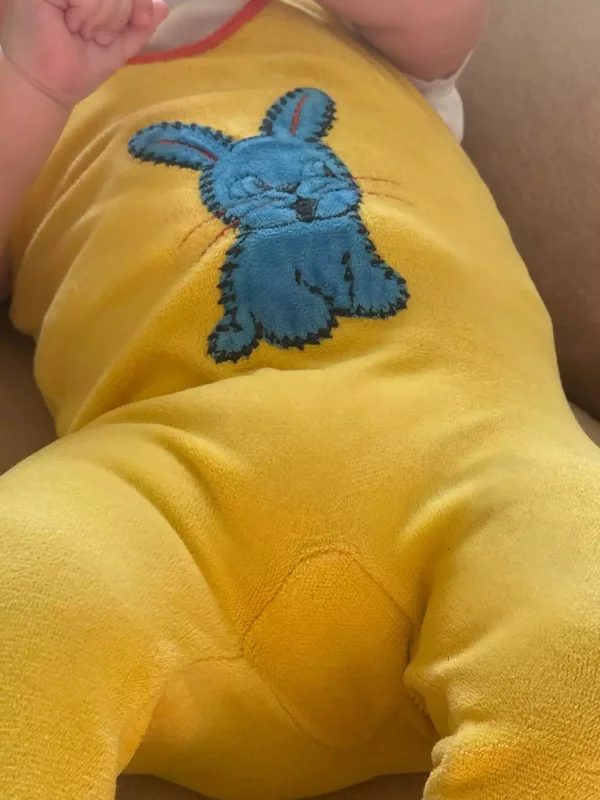 Yenə oğlunun üzünü gizlətdi