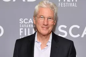 75 yaşlı Riçard Gir yarıçılpaq halda görüntüləndi