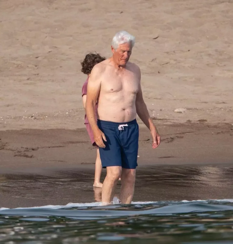 75 yaşlı Riçard Gir yarıçılpaq halda görüntüləndi