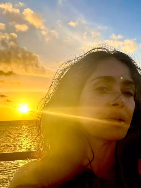 Salma Hayek bikinidə fotolarını paylaşdı