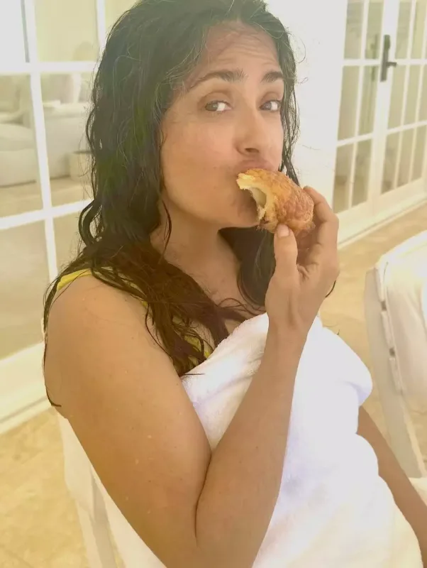 Salma Hayek bikinidə fotolarını paylaşdı
