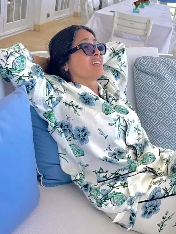 Salma Hayek bikinidə fotolarını paylaşdı