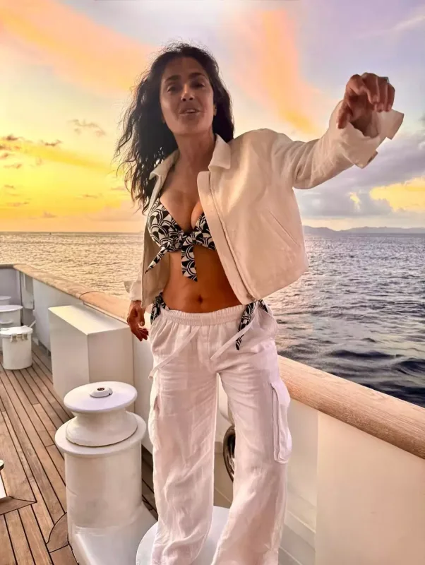 Salma Hayek bikinidə fotolarını paylaşdı