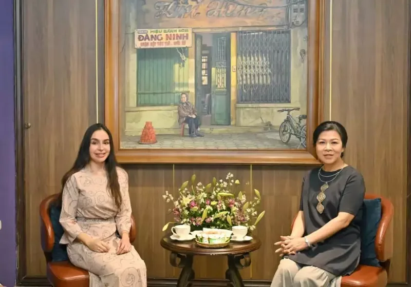 Leyla Əliyeva Vyetnamda muzeydə - Fotolar