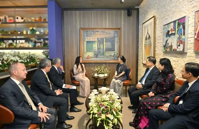 Leyla Əliyeva Vyetnamda muzeydə - Fotolar