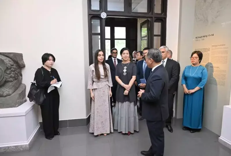 Leyla Əliyeva Vyetnamda muzeydə - Fotolar