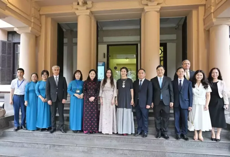 Leyla Əliyeva Vyetnamda muzeydə - Fotolar