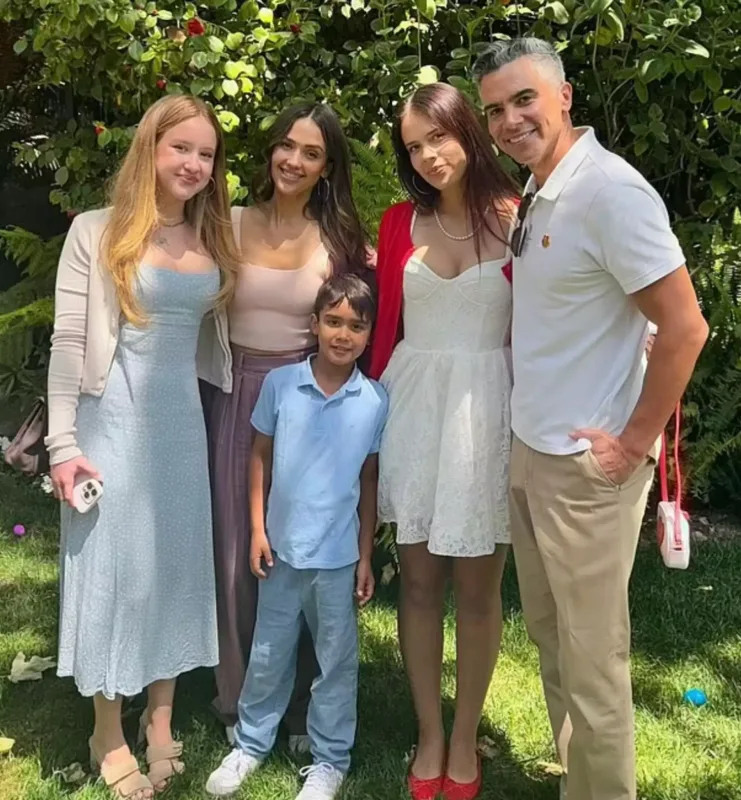 Cessika boşandığı əri ilə bir arada