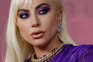 Ledi Qaqanın geyimi başına bəla oldu