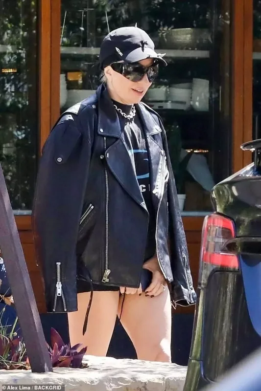 Ledi Qaqanın geyimi başına bəla oldu