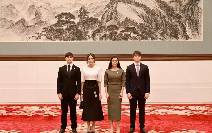 Mehriban Əliyeva qızı və nəvələri ilə Böyük Xalq Sarayında - Fotolar