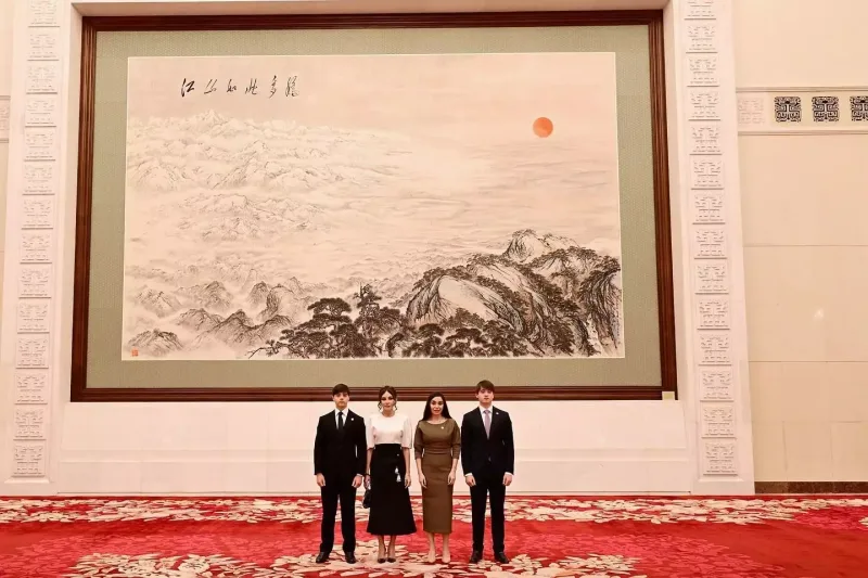 Mehriban Əliyeva qızı və nəvələri ilə Böyük Xalq Sarayında - Fotolar