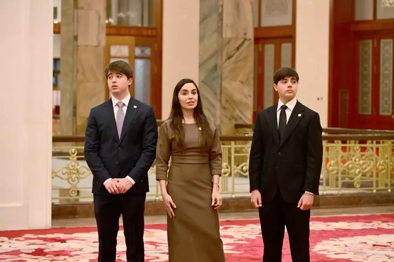 Mehriban Əliyeva qızı və nəvələri ilə Böyük Xalq Sarayında - Fotolar