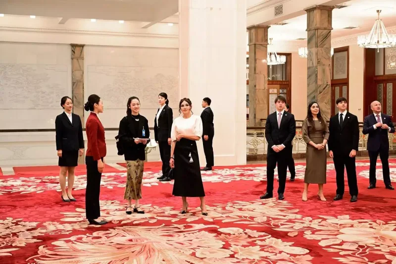 Mehriban Əliyeva qızı və nəvələri ilə Böyük Xalq Sarayında - Fotolar