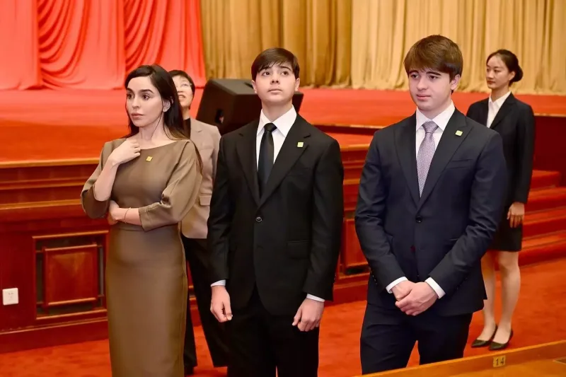 Mehriban Əliyeva qızı və nəvələri ilə Böyük Xalq Sarayında - Fotolar