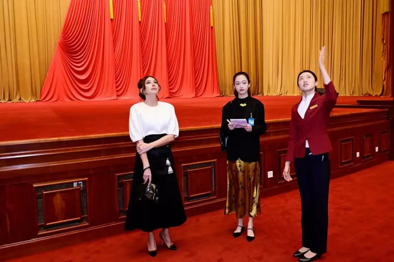 Mehriban Əliyeva qızı və nəvələri ilə Böyük Xalq Sarayında - Fotolar