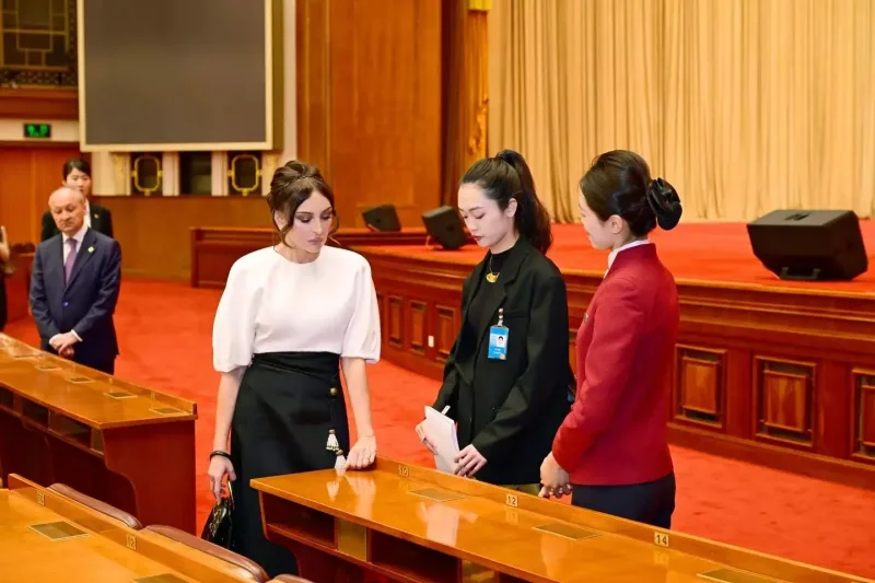 Mehriban Əliyeva qızı və nəvələri ilə Böyük Xalq Sarayında - Fotolar