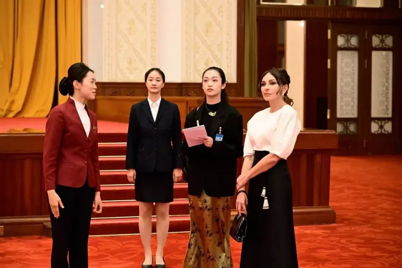 Mehriban Əliyeva qızı və nəvələri ilə Böyük Xalq Sarayında - Fotolar