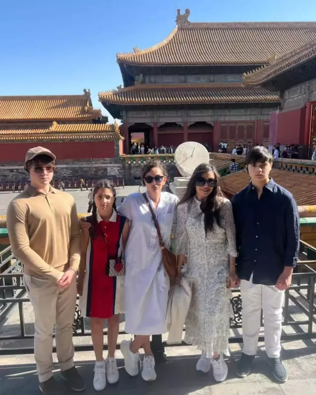 Mehriban xanımın qızı və nəvələri ilə Pekin gəzintisi...