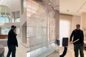 Evindəki şüşə arakəsmə Eminə çətin anlar yaşatdı - Video