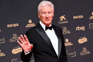 Uzun zamandan sonra 25 yaşlı oğlu və arvadı ilə tədbirə qatıldı