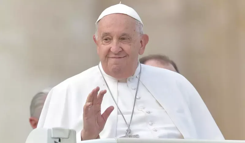 Papa Fransiskin tabutdakı fotosu müzakirə yaratdı