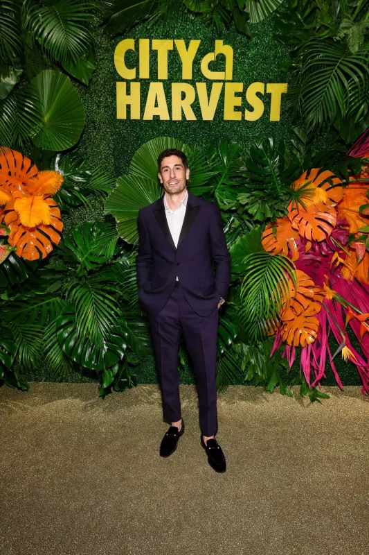 “Amerika piroqu”nun ulduzu bu halı ilə təəccübləndirdi - Foto