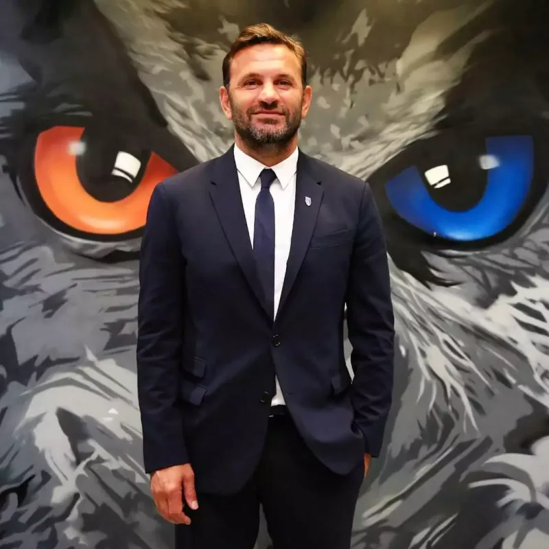 Afra 52 yaşlı məşqçiylə sevgilidir?