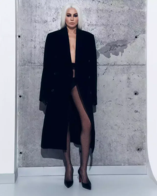 Günay yarıçılpaq halda pozalar verdi - Fotolar