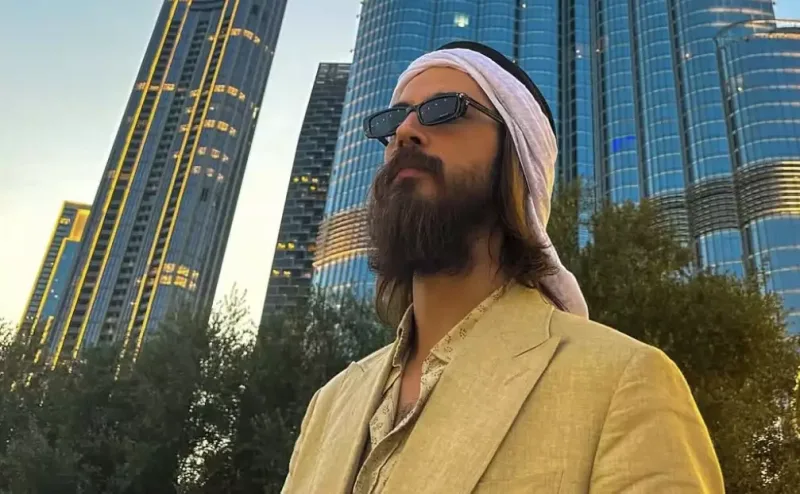 Corc Dubaydan yarıçılpaq fotolarını paylaşdı