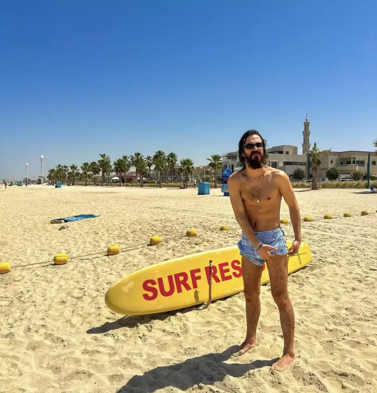 Corc Dubaydan yarıçılpaq fotolarını paylaşdı