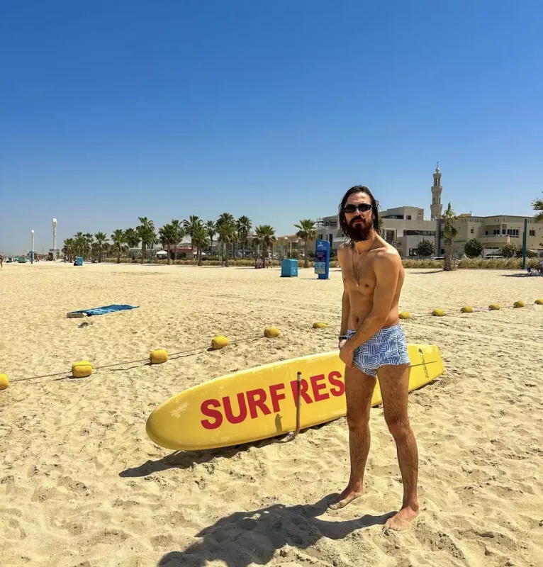 Corc Dubaydan yarıçılpaq fotolarını paylaşdı