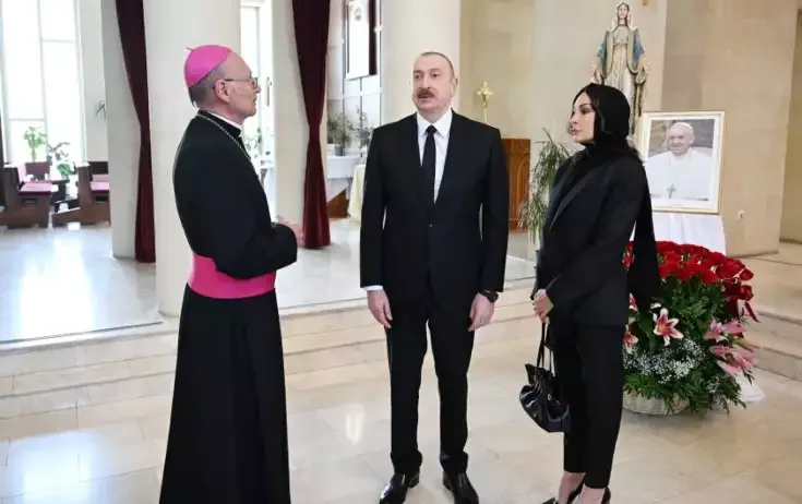 Prezidentlə xanımı Bakıdakı Müqəddəs Məryəm Ana kilsəsində - Fotolar