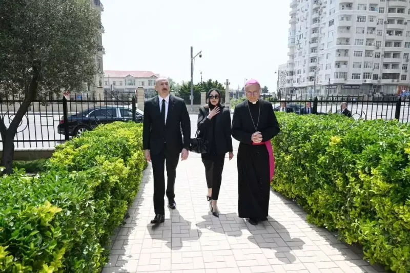 Prezidentlə xanımı Bakıdakı Müqəddəs Məryəm Ana kilsəsində - Fotolar