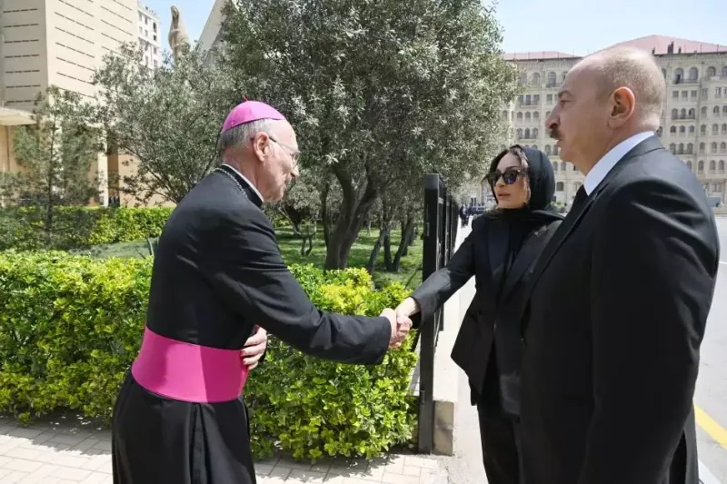 Prezidentlə xanımı Bakıdakı Müqəddəs Məryəm Ana kilsəsində - Fotolar