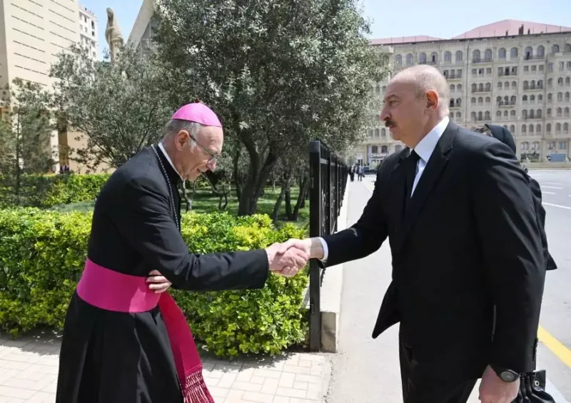 Prezidentlə xanımı Bakıdakı Müqəddəs Məryəm Ana kilsəsində - Fotolar