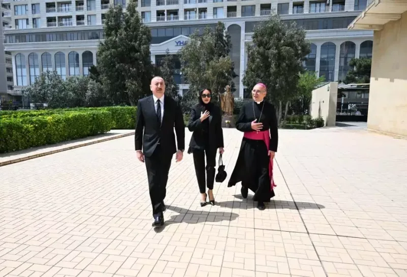 Prezidentlə xanımı Bakıdakı Müqəddəs Məryəm Ana kilsəsində - Fotolar