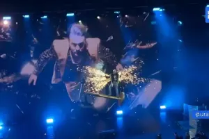 Kirkorovun səhnədə əlləri yandı - Video