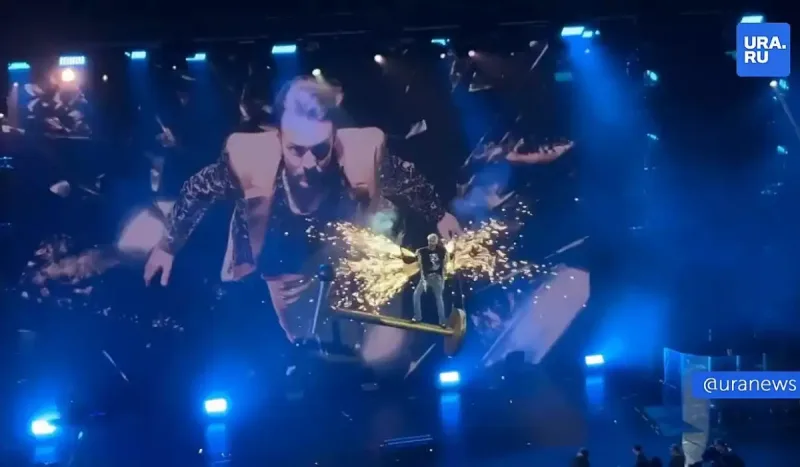 Kirkorovun səhnədə əlləri yandı - Video