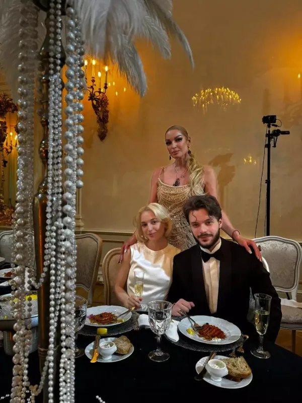 Əməkdar artistinin qızı ərə getdi - Fotolar