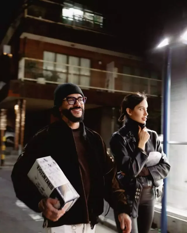 Hamilə olduğunu açıqladı -  Video