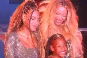 Qızları Beyonsla səhnəyə çıxıb mahnı oxudular - Foto/Video