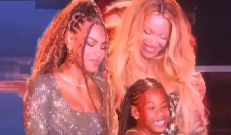 Qızları Beyonsla səhnəyə çıxıb mahnı oxudular - Foto/Video