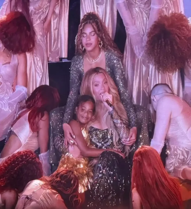 Qızları Beyonsla səhnəyə çıxıb mahnı oxudular - Foto/Video