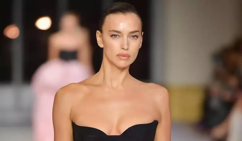 İrina Şeyk alt paltarında pozalar verdi - Fotolar