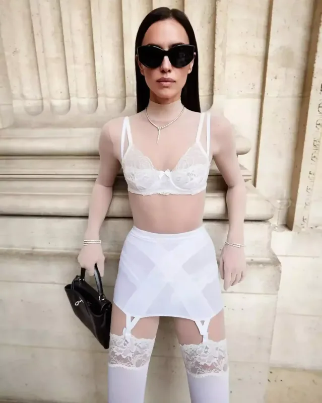 İrina Şeyk alt paltarında pozalar verdi - Fotolar