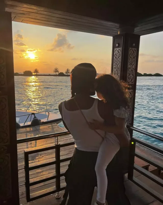 Naominin uşaqları və milyonçu “sevgilisi” ilə Maldiv tətili