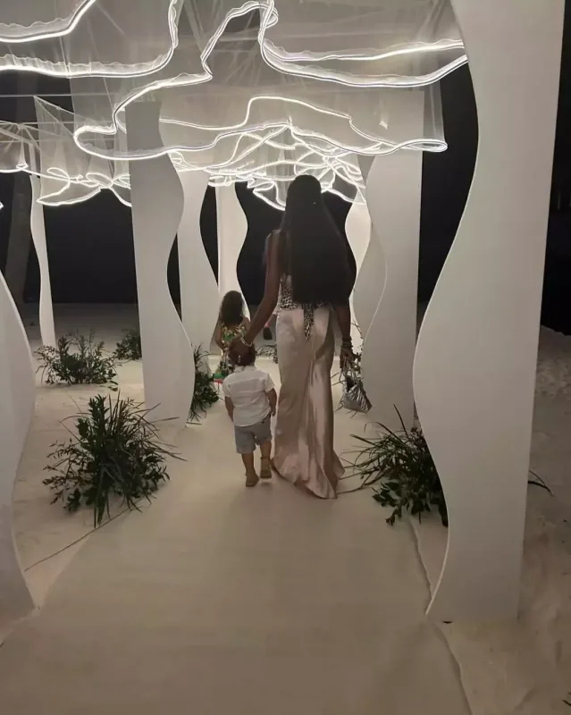 Naominin uşaqları və milyonçu “sevgilisi” ilə Maldiv tətili