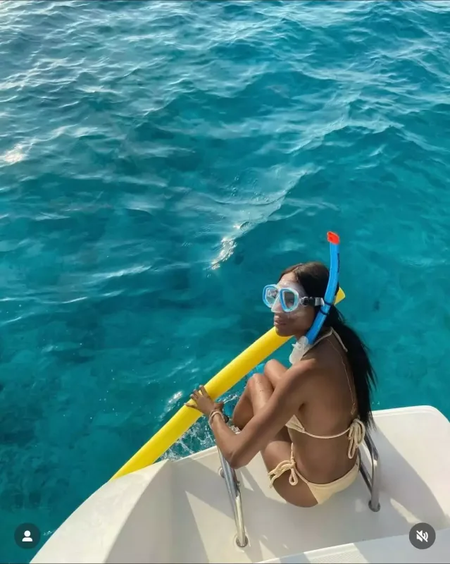 Naominin uşaqları və milyonçu “sevgilisi” ilə Maldiv tətili